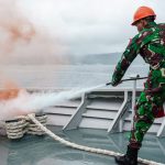 Prajurit Satrol Tangani Kebakaran di Kapal Perang
