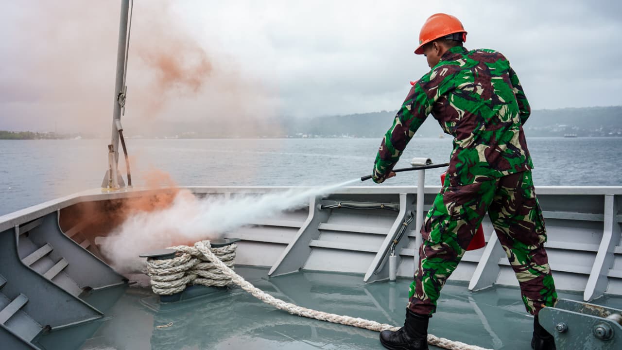 Prajurit Satrol Tangani Kebakaran di Kapal Perang